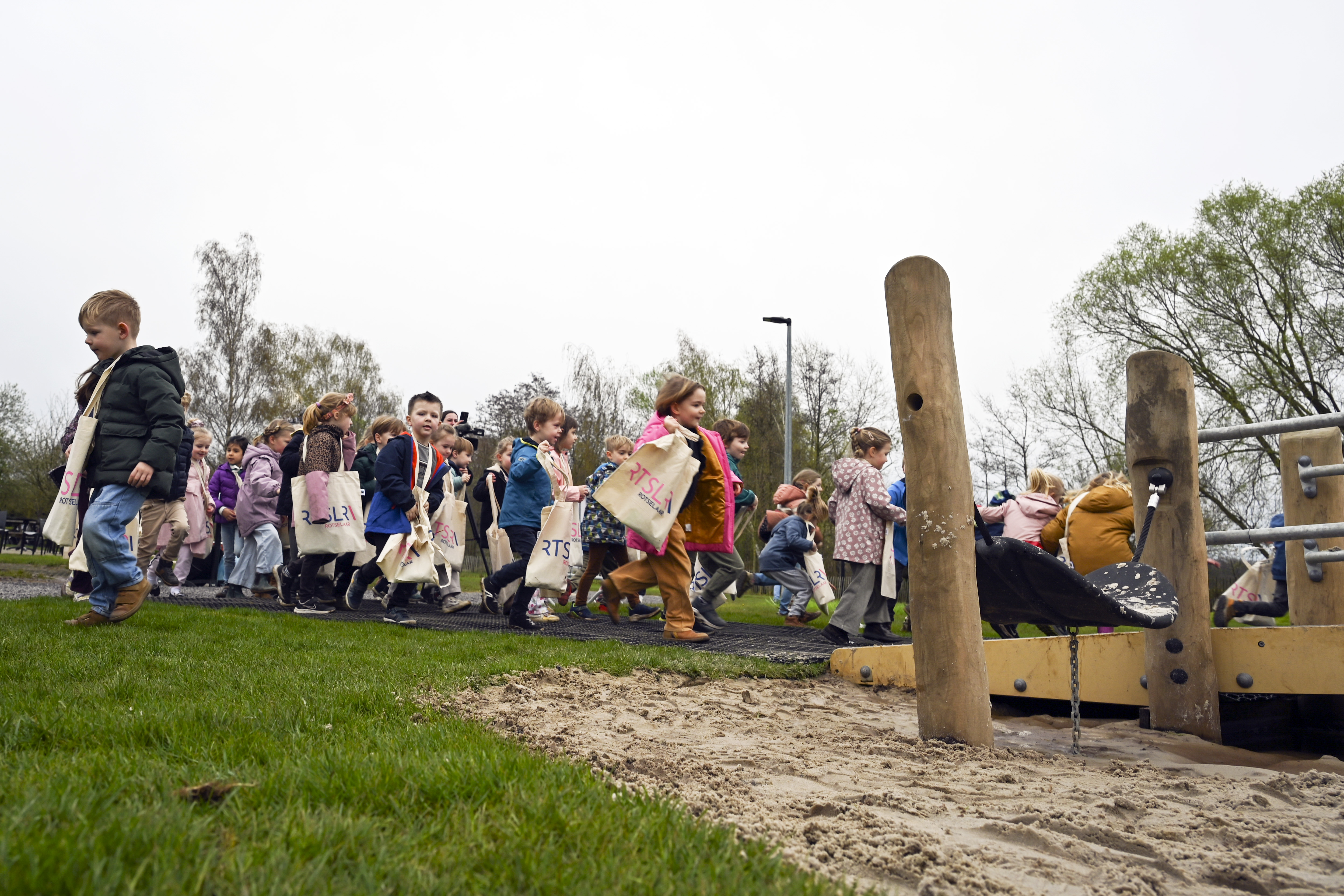 Kinderen openen het nieuwe, inclusieve speeltoestel.